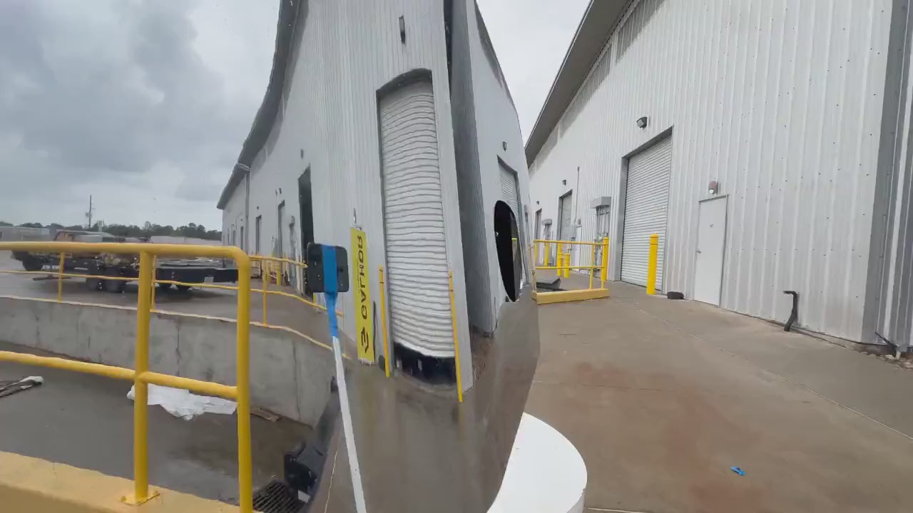 360° view — Freightliner Cascadia chrome bumper